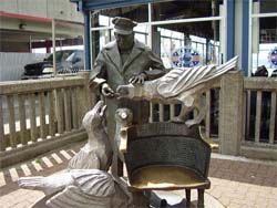 Statue of Ivar feeding the gulls